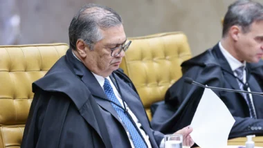 Ministro alega que suspensão determinada por colega prejudicaria andamento de casos sob sua relatoria.