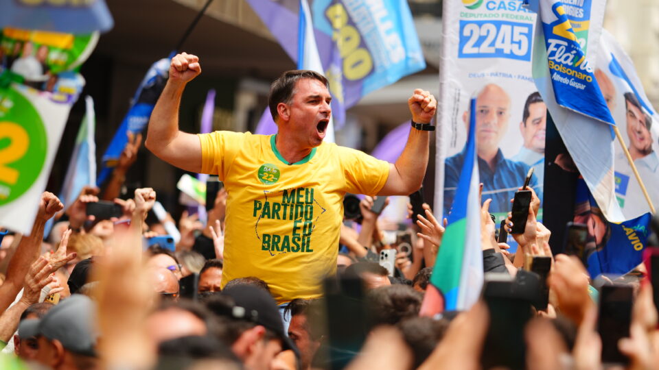 Flávio repete trajeto de facada sofrida por Bolsonaro no ombro do povo em Juiz de Fora (MG)