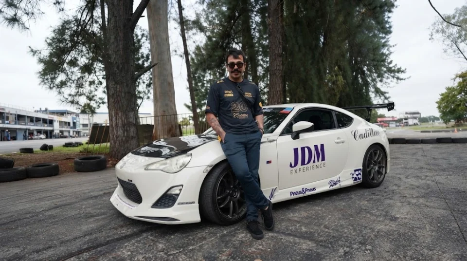 Entender o mercado vai além de olhar números. É estar onde a paixão por carros acontece. Luiz Augusto, Gerente de Marketing da Cadillac Auto, capturando a essência do Festival de Interlagos e os movimentos do mercado que ajudam a orientar nossas próximas inovações.