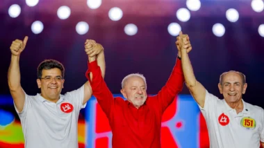 Lula reage a possível interferência dos EUA e fala em “falcatrua” no Tribunal Eleitoral.