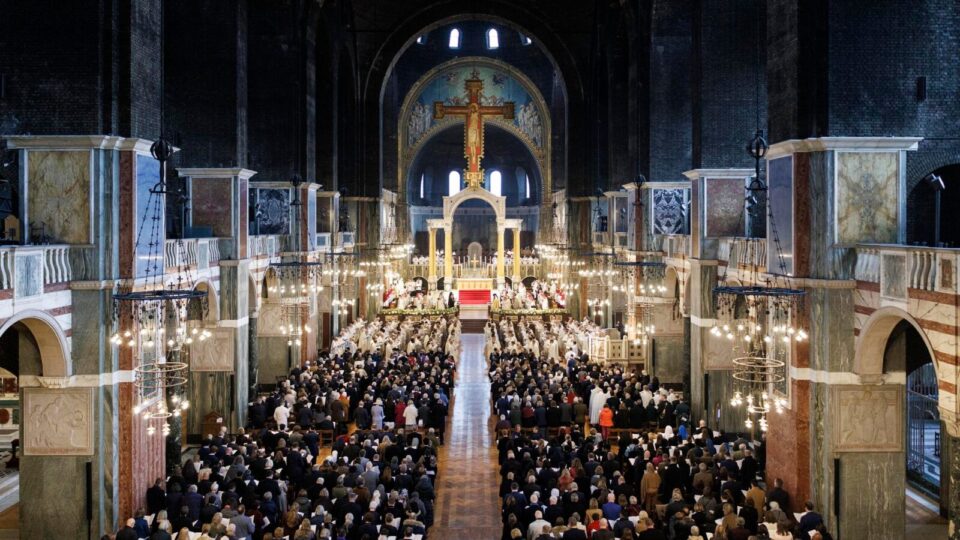 Ativistas pró-aborto interrompem missa em catedral