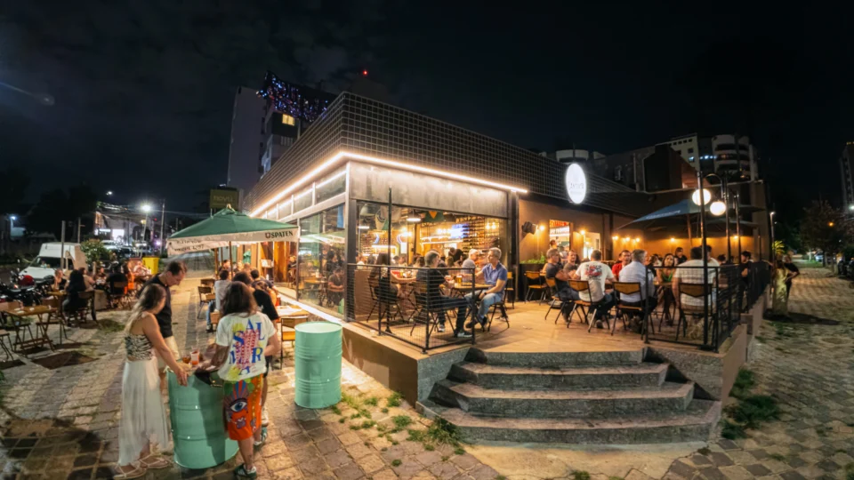 Parrilla e diferentes técnicas de preparo na brasa fazem parte da experiência gastronômica de casas especializadas em carnes em Curitiba.