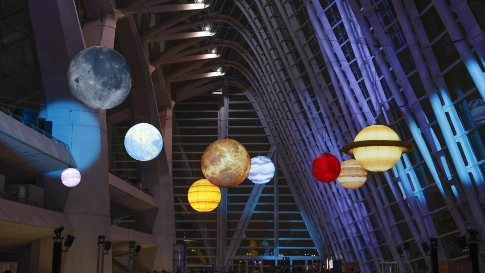 Imagem ilustrativa de planetas no Museu de Ciências de Valência: pesquisas avançam sobre Marte.