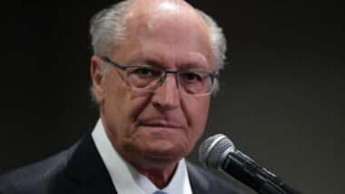 Vice-presidente passa a ser polo passivo em ação sobre suposto uso eleitoral da agenda e da estrutura do governo.