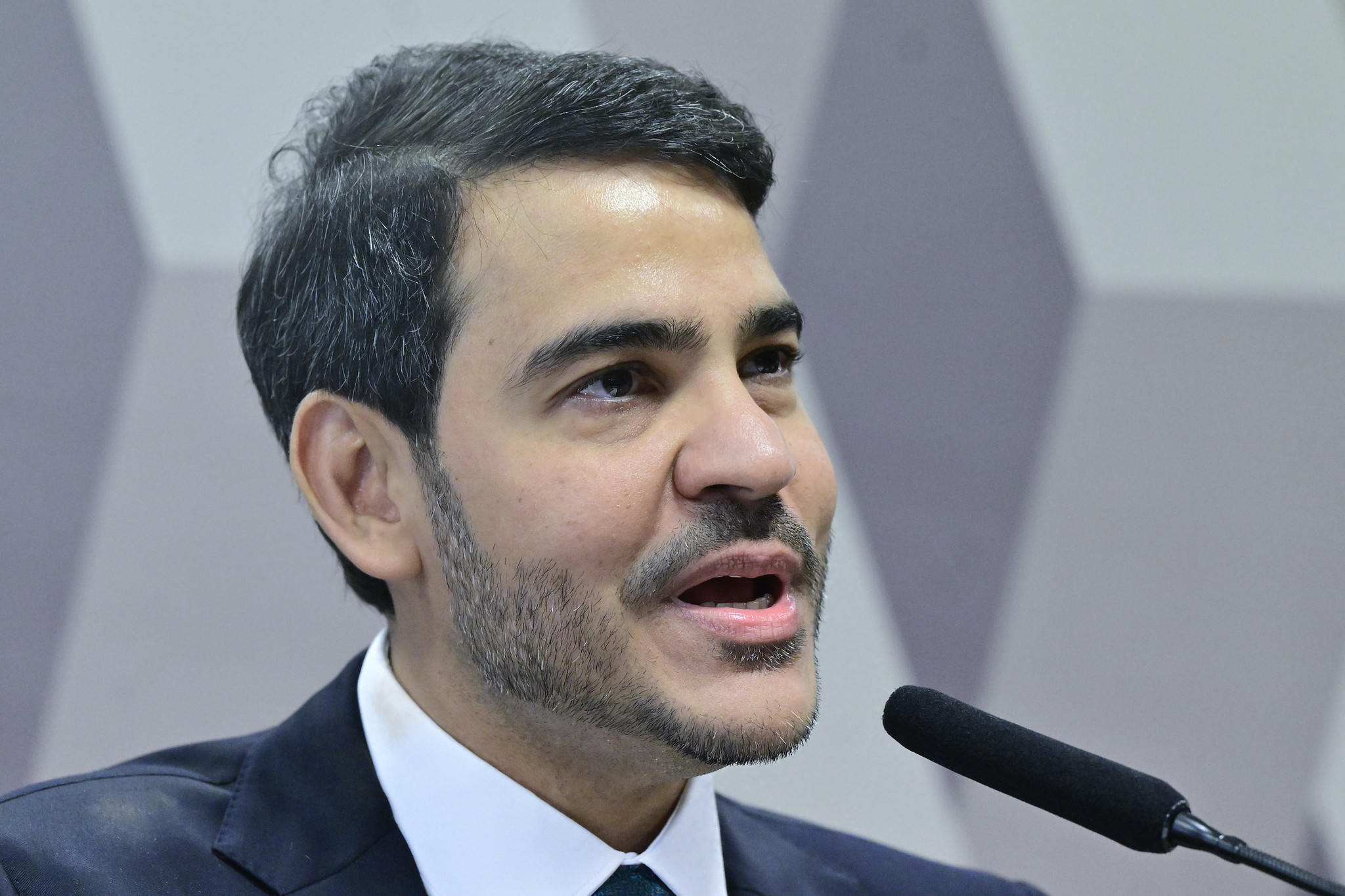 Messias celebra fim do sigilo no caso Master e cita defesa de Lula por transparência