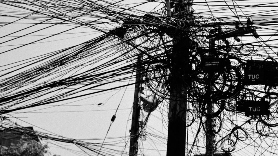 Fios nos postes: o problema econômico por trás da poluição visual