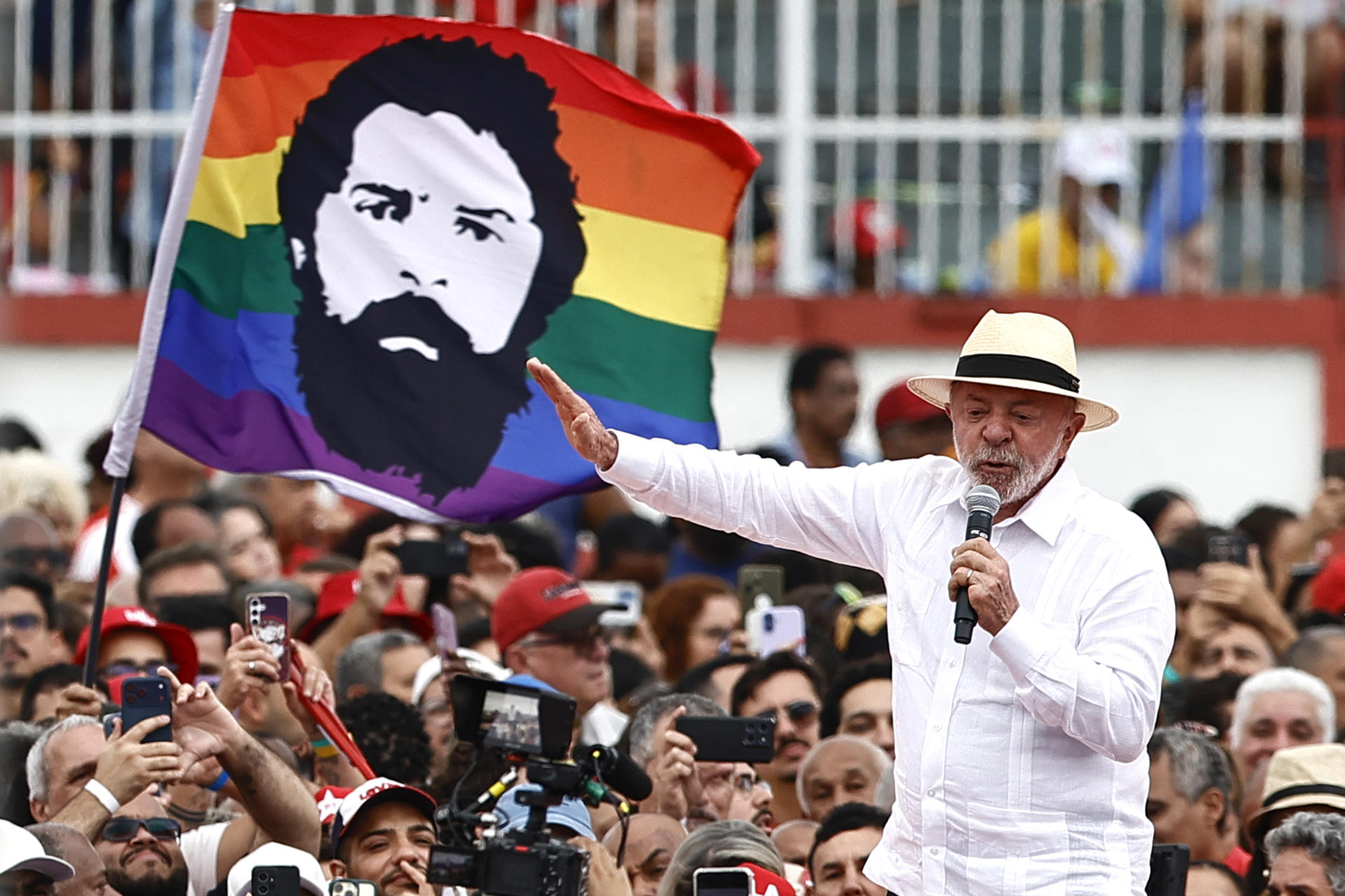 Lula estará em Curitiba neste sábado (12), mas remarcou comício na capital catarinense.