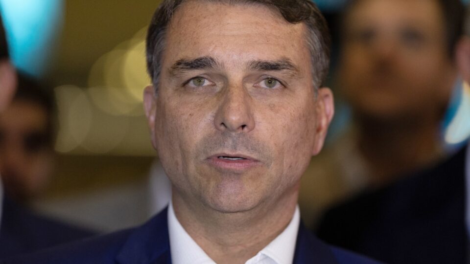 Flávio Bolsonaro cobra investigações sobre Lula, Master e INSS