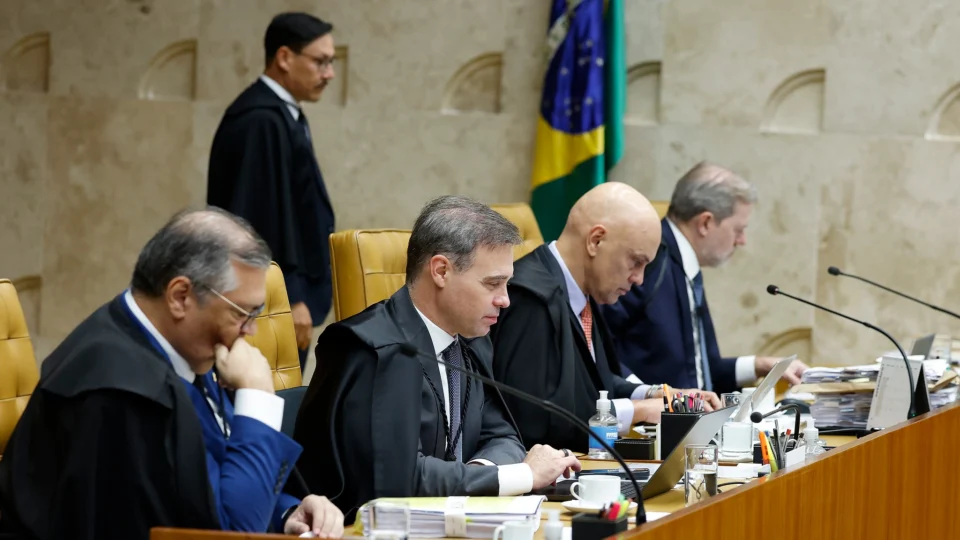 Afastamento do ministro Alexandre de Moraes estará em jogo no julgamento do STF nesta terça-feira (15)