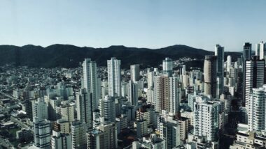 Em Balneário Camboriú, a imagem do corretor passou a dividir espaço com os empreendimentos na estratégia de atrair compradores e proprietários.