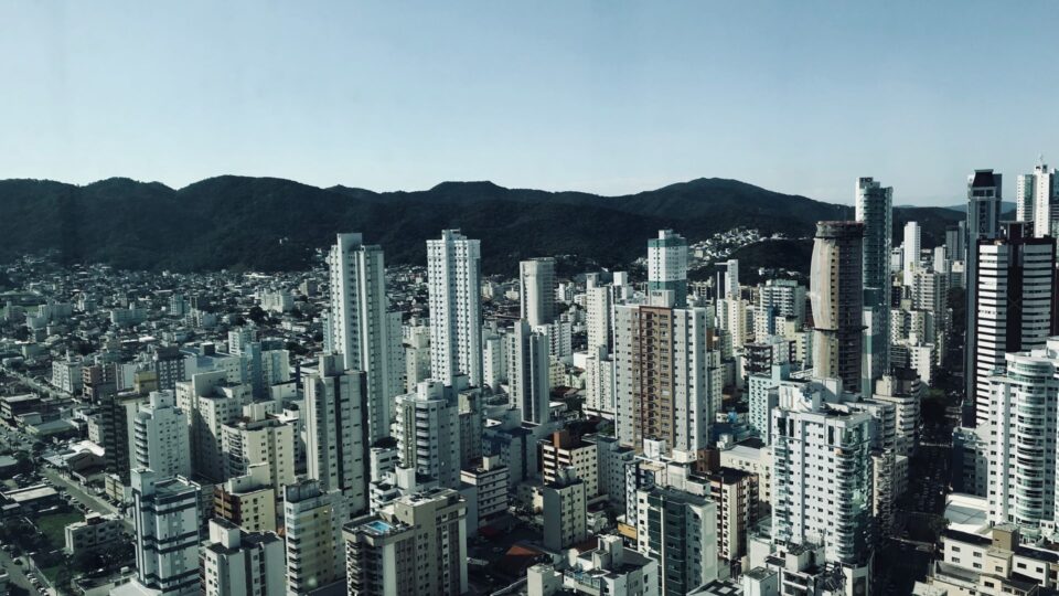 Corretores viram marca pessoal no disputado mercado imobiliário de Santa Catarina 
