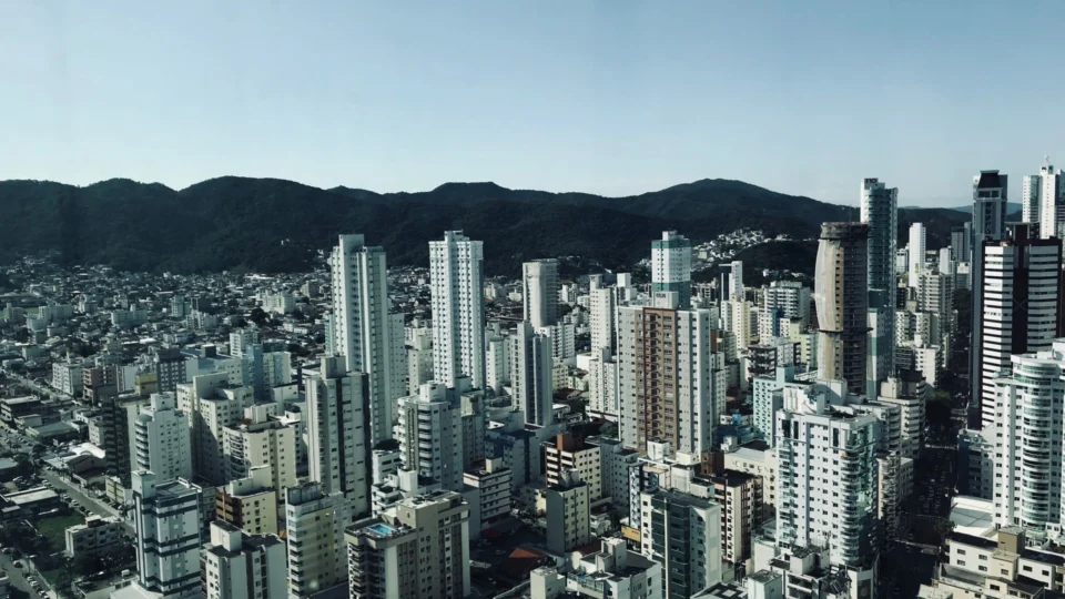 Em Balneário Camboriú, a imagem do corretor passou a dividir espaço com os empreendimentos na estratégia de atrair compradores e proprietários.