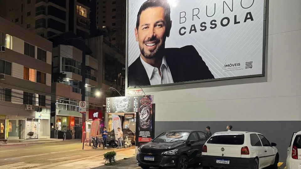 Outdoor de Bruno Cassola em Balneário Camboriú, um dos corretores imobiliários de Santa Catarina