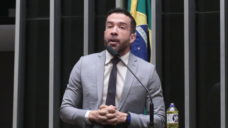 Juiz rejeita ação de Bolsonaro contra Janones por acusação de mandar matar Lula e Alckmin
