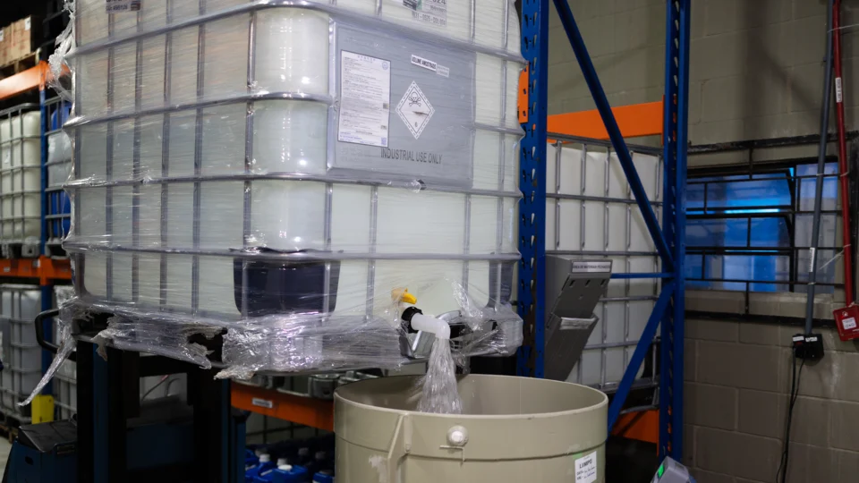 Da produção própria em Curitiba para o Brasil inteiro: nos bastidores da Cadillac, inovação, rigor técnico e integração entre as equipes garantem que cada solução chegue com alta performance aos mais de 800 pontos de venda da marca.