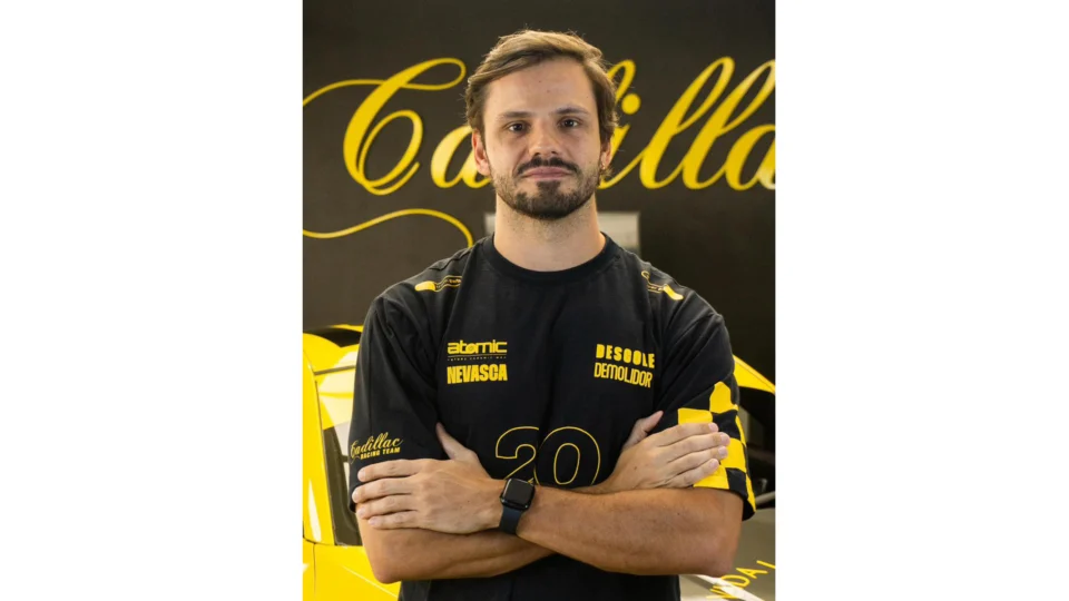 Estevan Discini, diretor Comercial e de Marketing da Cadillac Auto, fala sobre a importância de acompanhar as mudanças do mercado, ouvir diferentes públicos e transformar essas percepções em novas soluções para a estética automotiva.