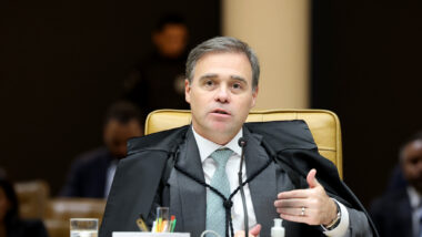 Movimento ocorre após pressão de Moraes e PGR antes de julgamento em sessão extraordinária.