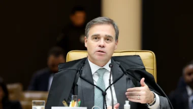 Movimento ocorre após pressão de Moraes e PGR antes de julgamento em sessão extraordinária.