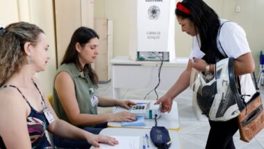 Mesários devem cadastrar o CPF como chave Pix para receber o auxílio-alimentação nas Eleições 2026.