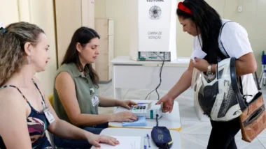 Mesários devem cadastrar o CPF como chave Pix para receber o auxílio-alimentação nas Eleições 2026.