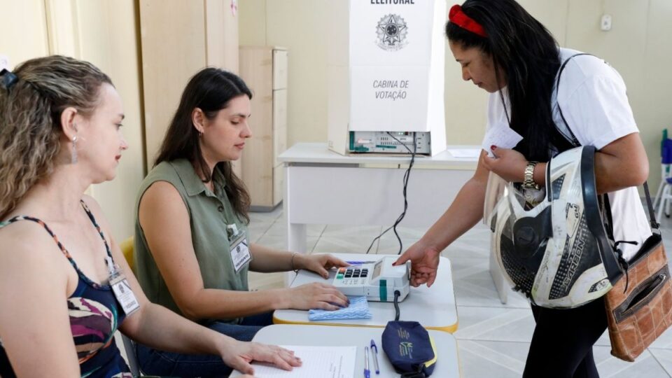 Mesários devem cadastrar CPF como chave Pix para receber auxílio-alimentação