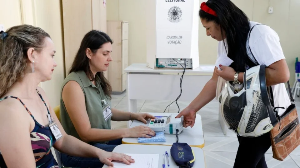 Mesários devem cadastrar o CPF como chave Pix para receber o auxílio-alimentação nas Eleições 2026.