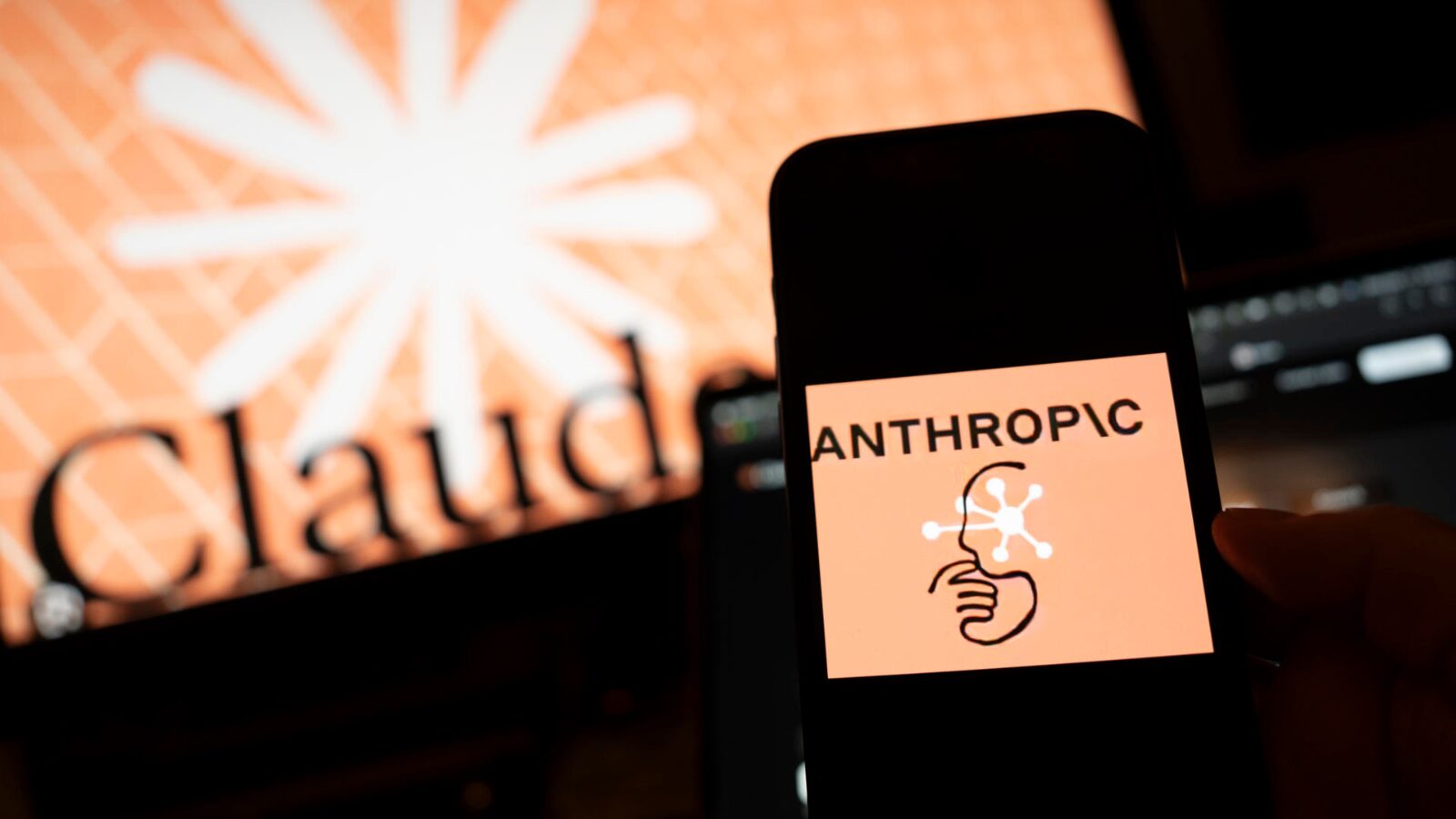 Anthropic revela que sua IA já foi usada para espionar governos e desenvolver armas