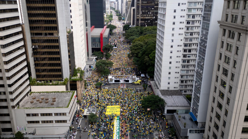 Paulistanos vão às janelas fazer panelaço contra Moraes