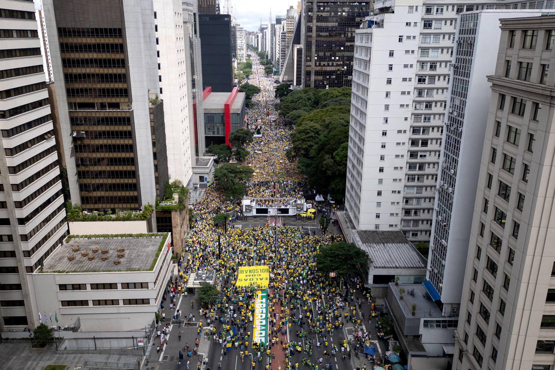 Paulistanos vão às janelas fazer panelaço contra Moraes