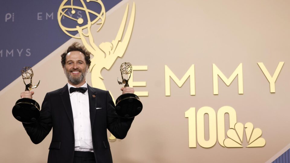 “Widow’s Bay” domina o Emmy em cerimônia que homenageia grandes estrelas de Hollywood