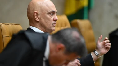 Defesa de Moraes questiona análise da PF sobre anotações no celular de Vorcaro.