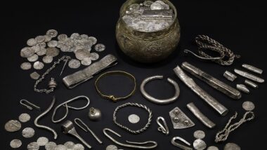 Imagem do tesouro viking encontrado em 2007, conhecido como Vale of York Hoard reúne mais de 700 peças de ouro e prata, entre elas 617 moedas, enterradas no norte da Inglaterra por volta de 927-928. As peças são semelhantes às encontradas na Dinamarca.