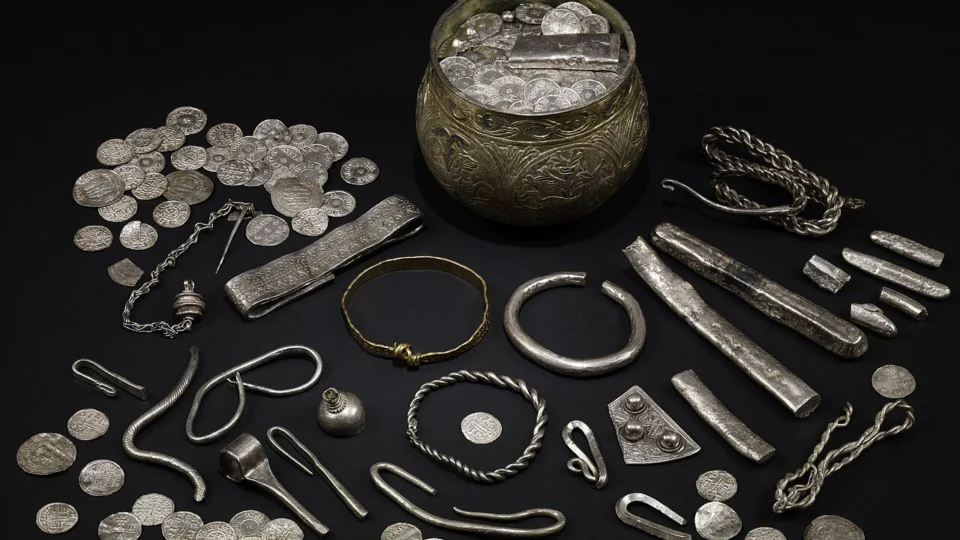 Imagem do tesouro viking encontrado em 2007, conhecido como Vale of York Hoard reúne mais de 700 peças de ouro e prata, entre elas 617 moedas, enterradas no norte da Inglaterra por volta de 927-928. As peças são semelhantes às encontradas na Dinamarca.