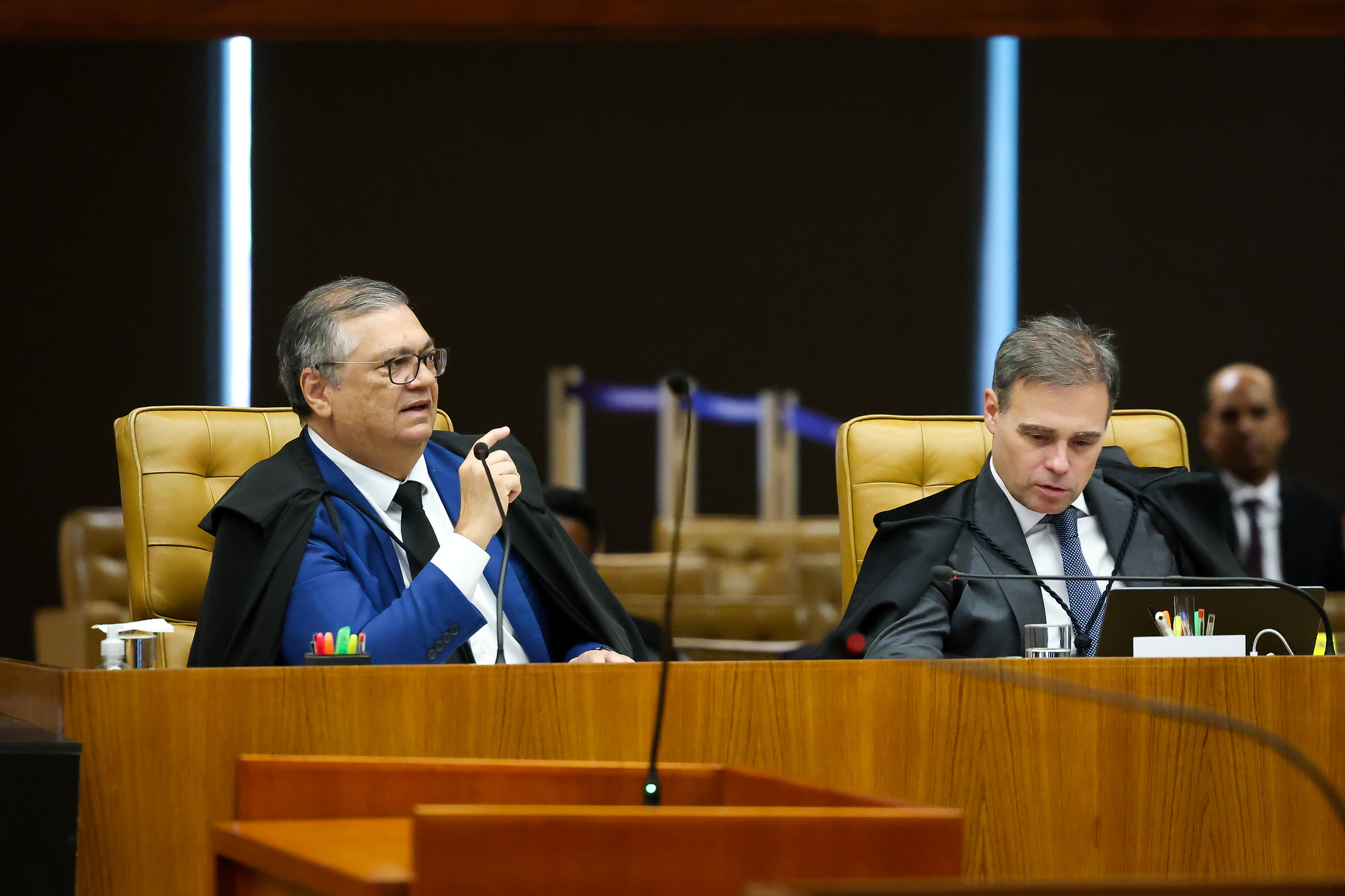 Como Dino acolheu pedido em ação de partido ao qual foi filiado para atacar Mendonça