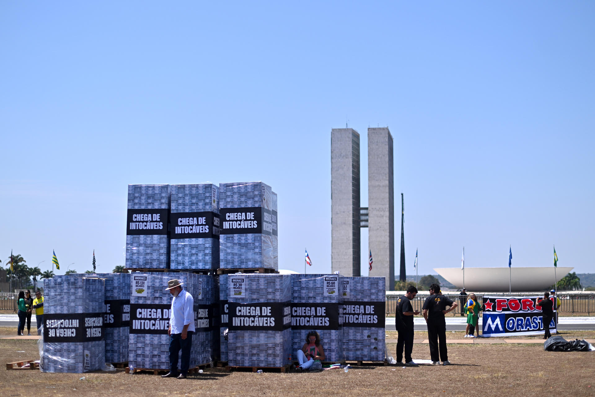 Manifestantes levam “montanha de dinheiro” em protesto contra Moraes em Brasília; veja fotos