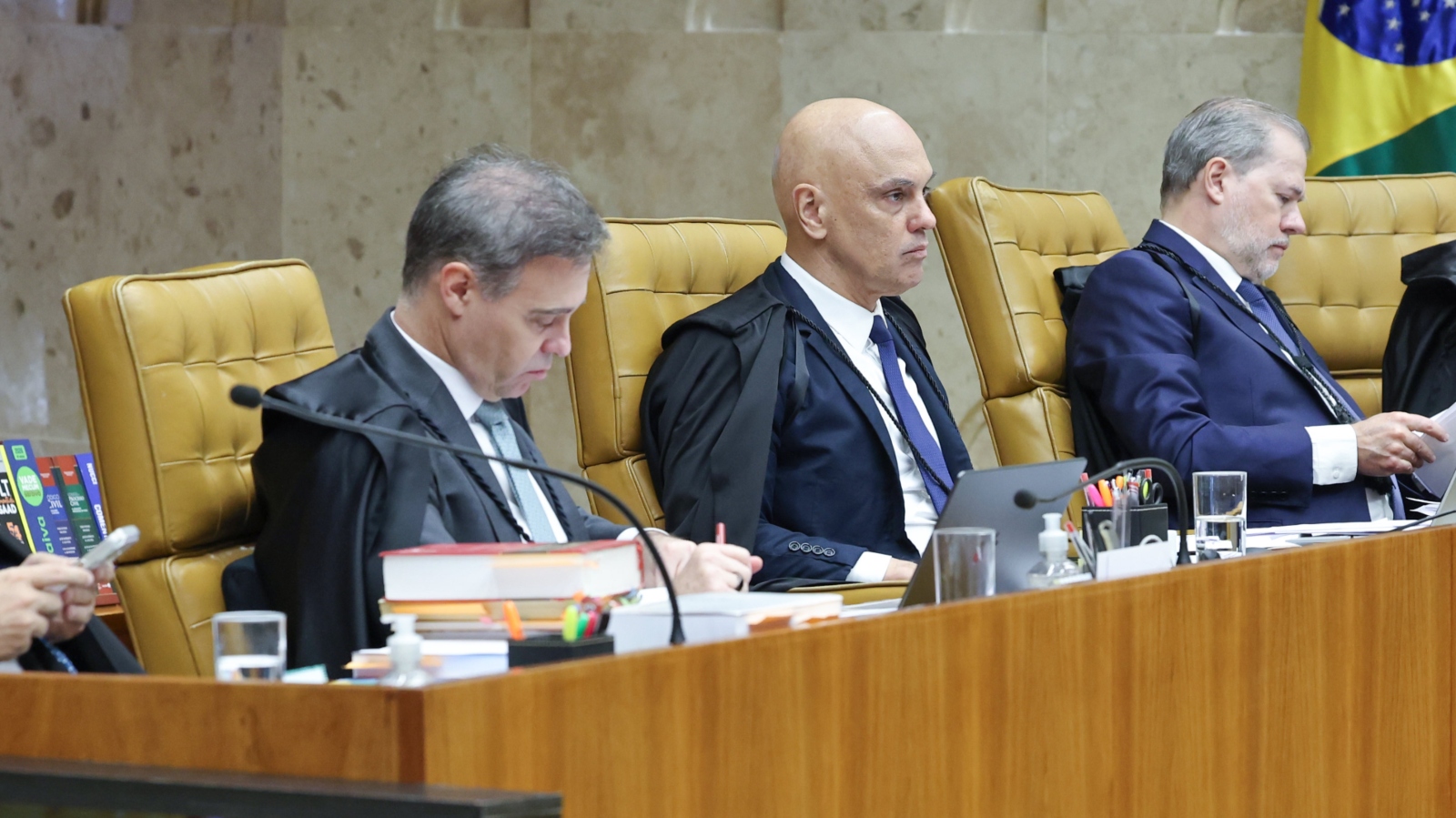 Moraes e Gilmar atacam Mendonça e alegam atuação política dele no caso Master