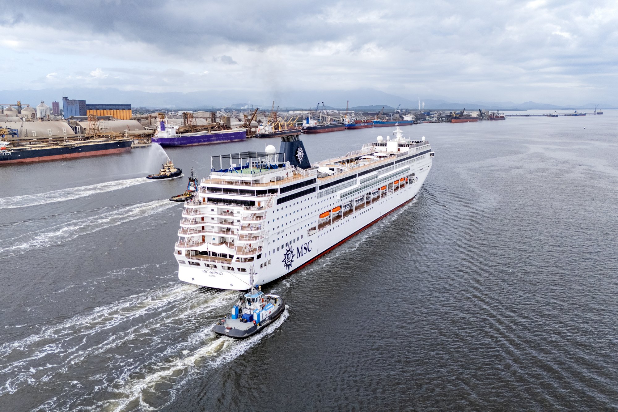Porto de Paranaguá recebe navios de cruzeiro na alta temporada.