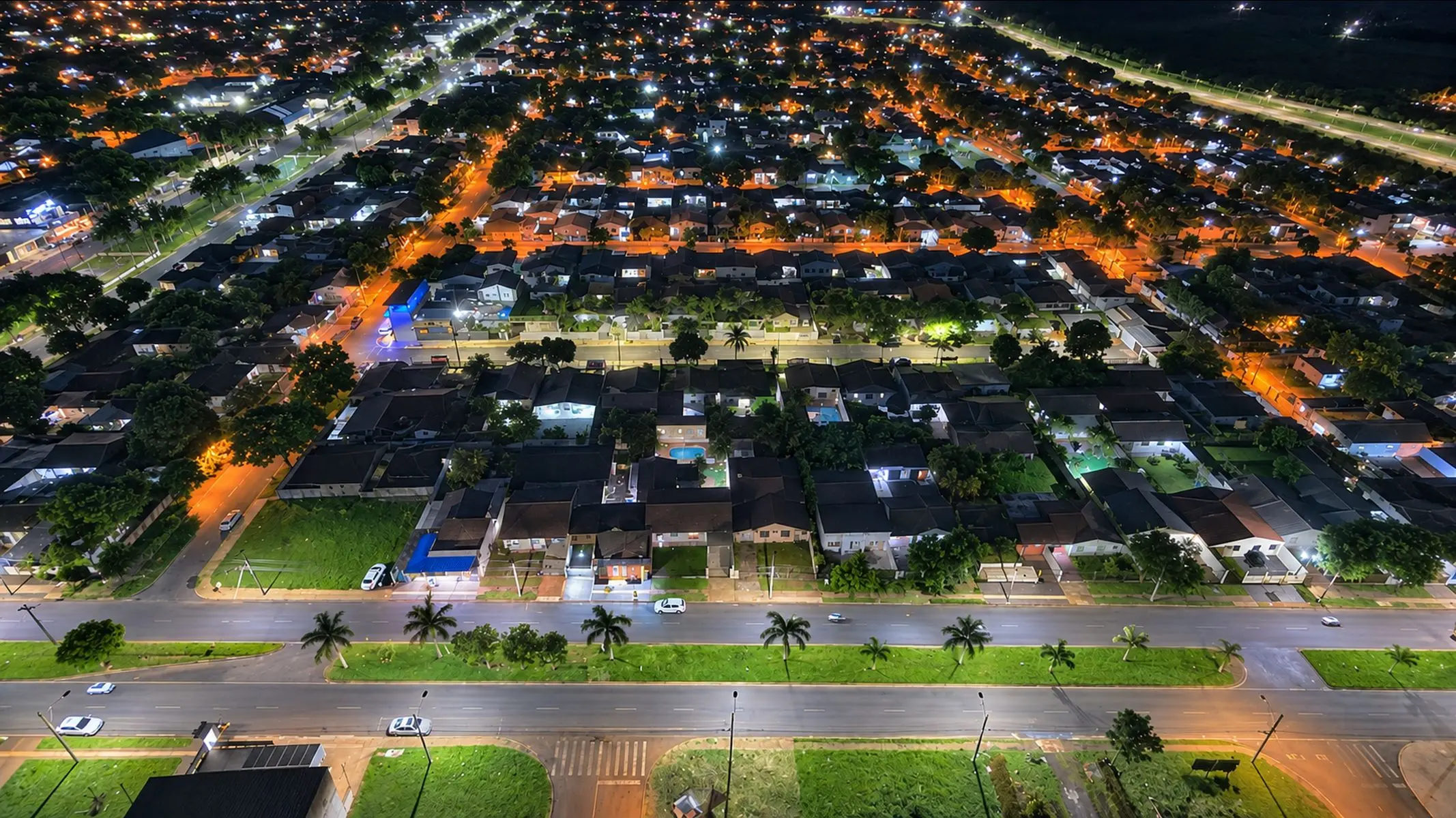 Foz do Iguaçu já modernizou mais de 13 mil pontos de iluminação pública com tecnologia LED, ampliando a eficiência energética e a segurança nas ruas.