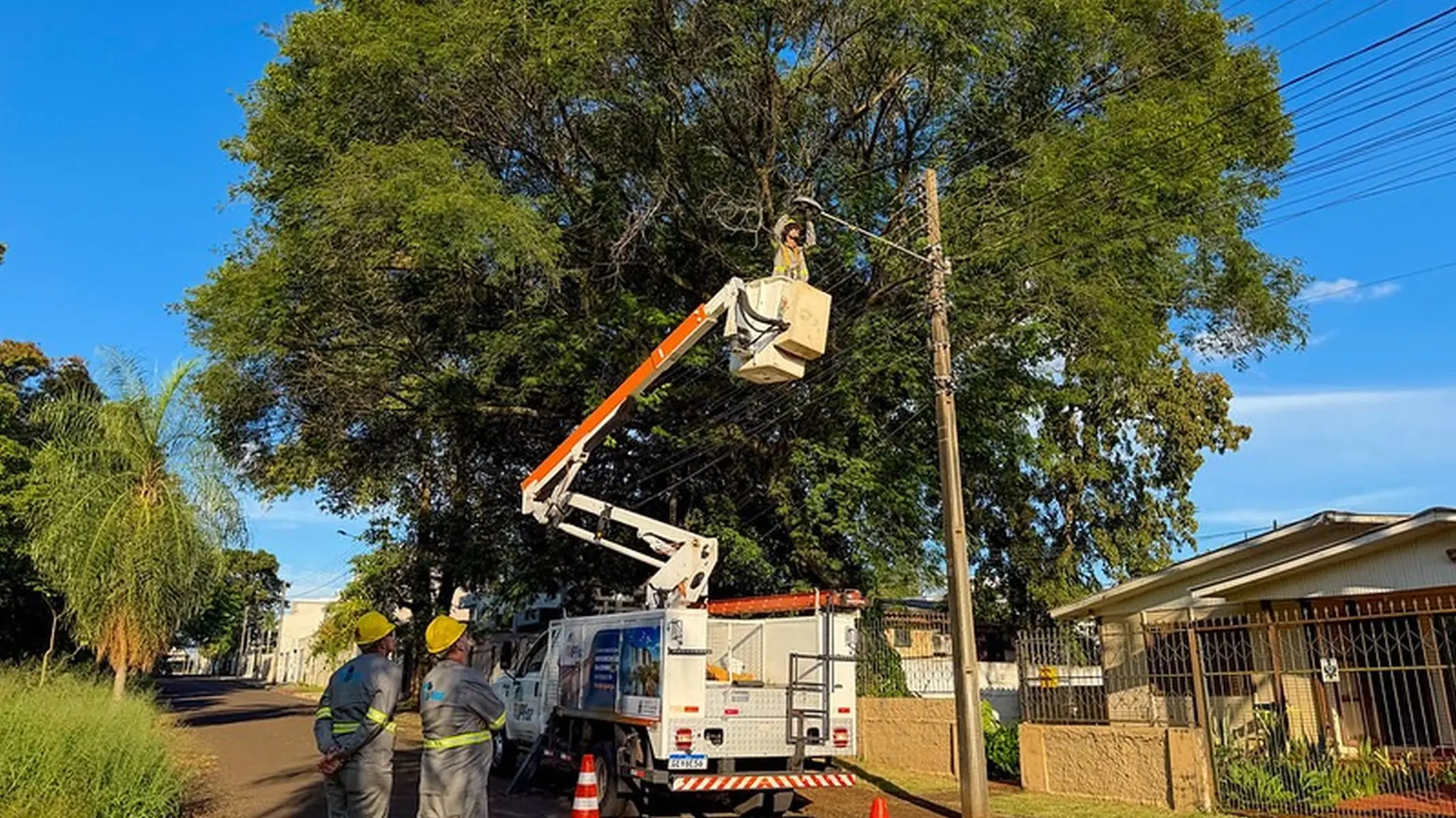 Equipes da IP Foz atuam na modernização e manutenção da iluminação pública, levando mais eficiência e segurança às ruas da cidade.