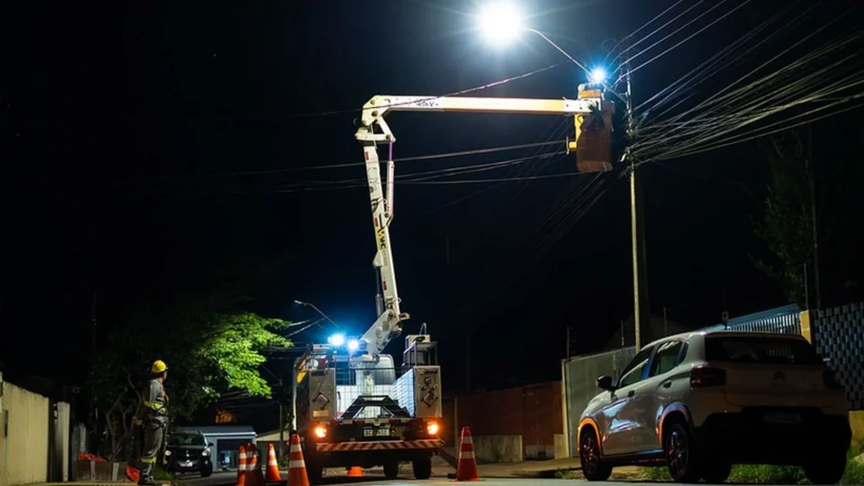 Serviço noturno de manutenção reforça a qualidade da iluminação e o funcionamento dos pontos de luz em Foz do Iguaçu.
