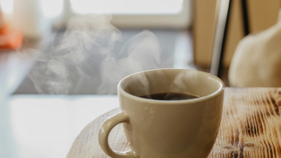 Café quente e câncer: bebidas acima de 65°C podem elevar risco de tumor no esôfago