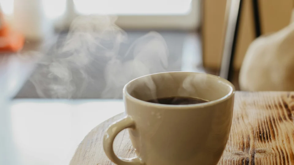 Estudo de Oxford relaciona consumo frequente de bebidas muito quentes a maior risco de câncer de esôfago.