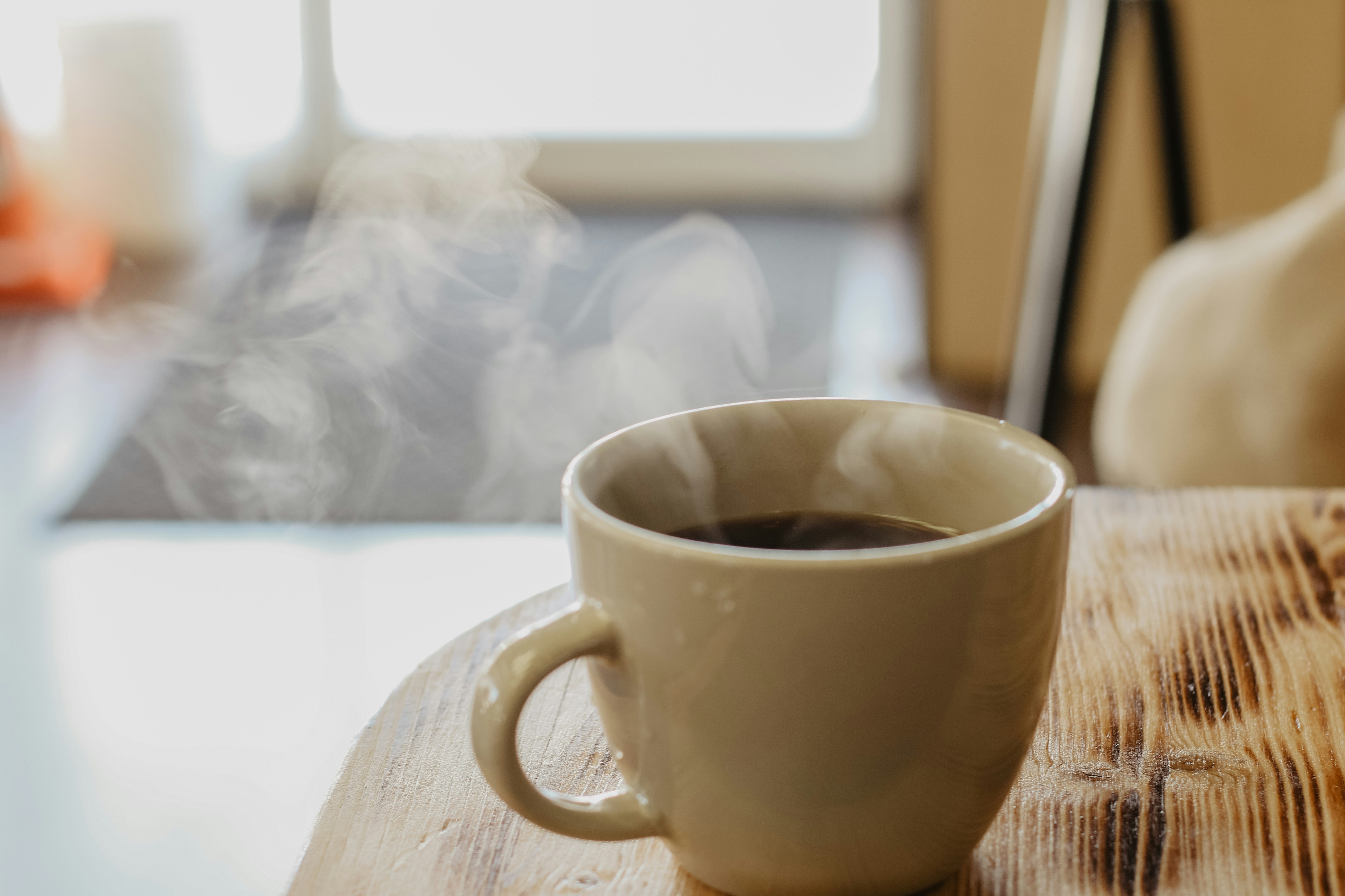 Café quente e câncer: bebidas acima de 65°C podem elevar risco de tumor no esôfago