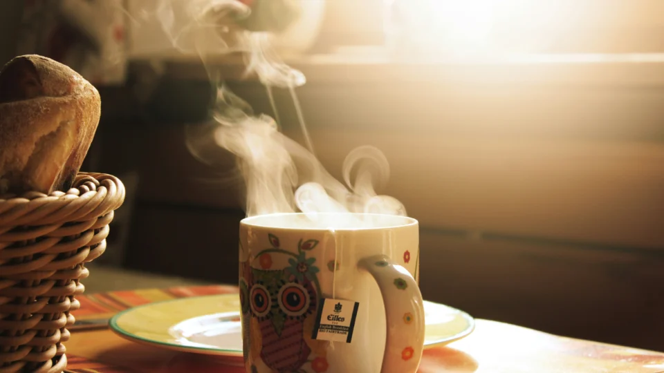 Esperar alguns minutos antes de consumir café ou chá pode reduzir a exposição do esôfago a temperaturas muito elevadas, uma das medidas recomendadas por especialista.