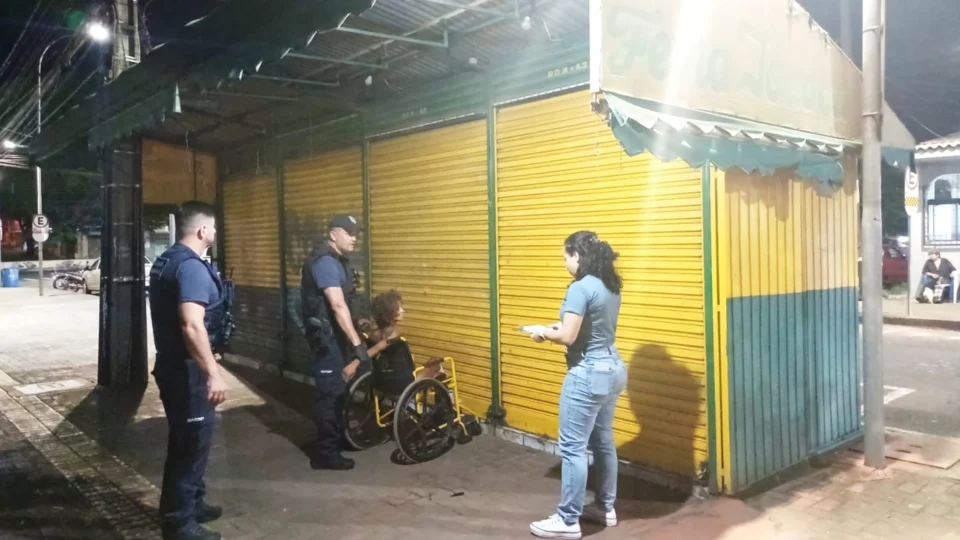 Pessoal do Serviço Especializado em Abordagem Social (SEAS) da Prefeitura de Foz do Iguaçu faz a identificação e encaminha para acolhimento pessoas em situação de rua.