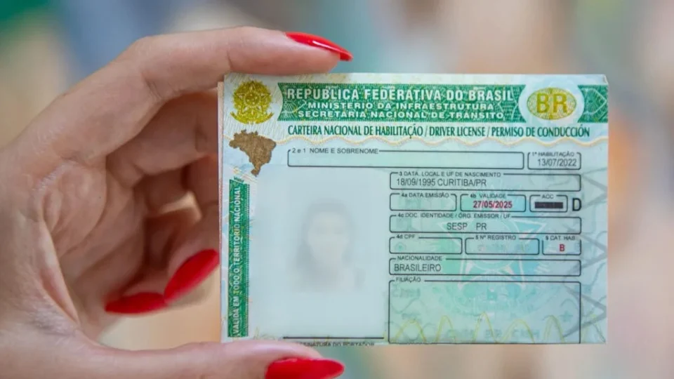 Motoristas com CNH vencida entre 5 de junho e 8 de dezembro de 2026 poderão circular com o documento regularizado até 9 de dezembro.