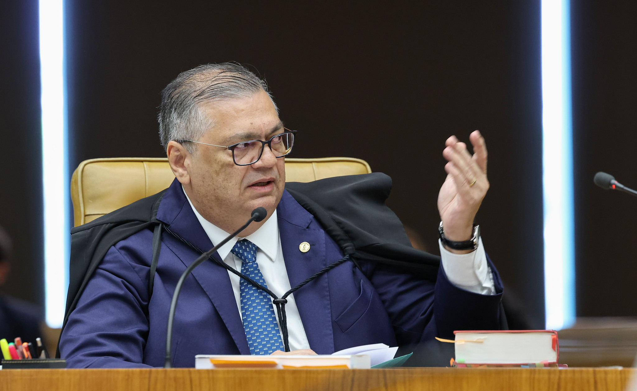 Dino cita notícias de possíveis novas sanções dos EUA contra ministros e se diz indignado
