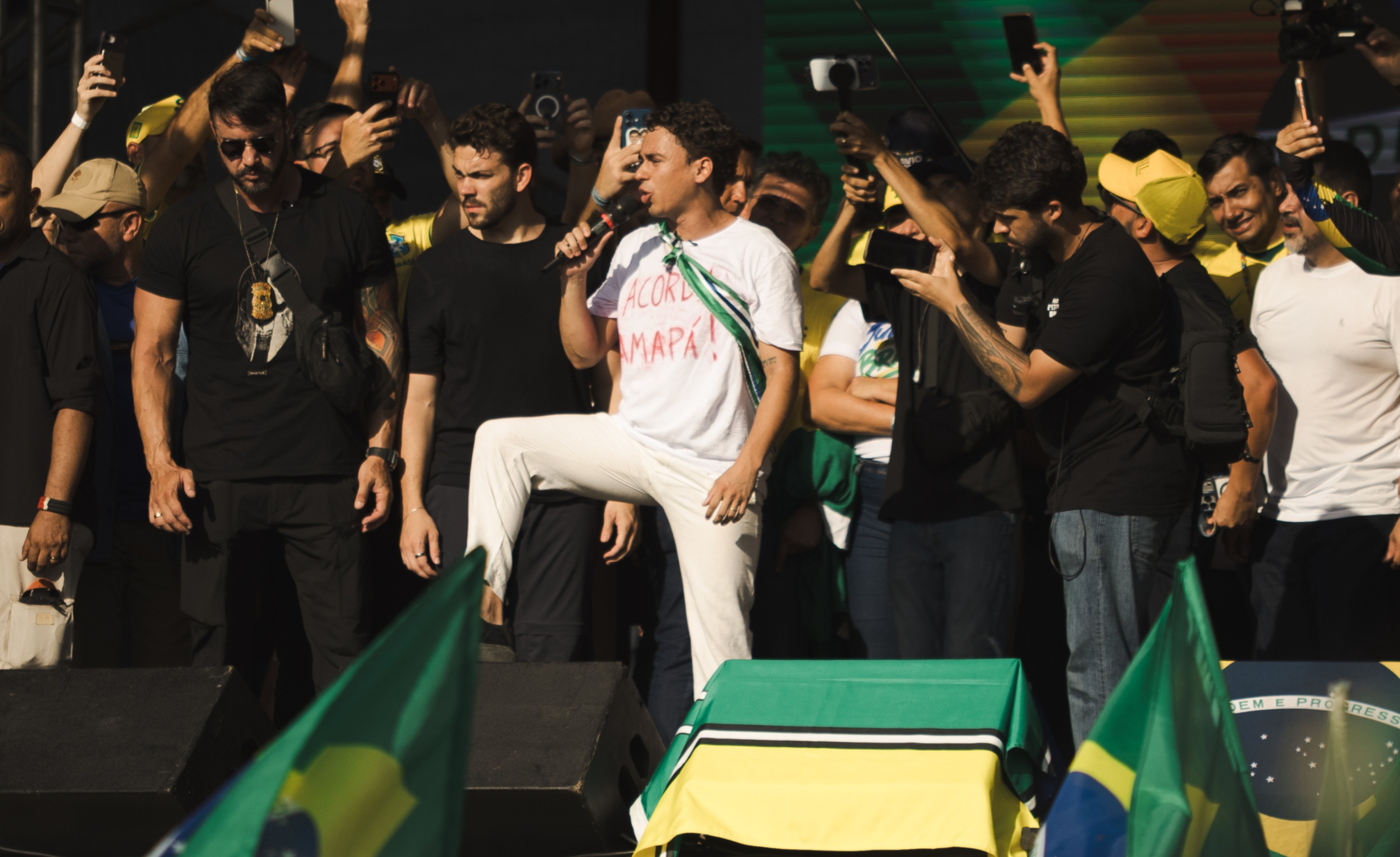 Alcolumbre se torna alvo de campanhas eleitorais em meio a julgamento de Moraes