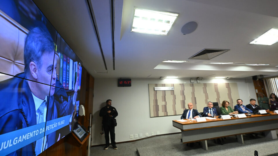 Senadores defendem reforma do Judiciário após pedido de vista em julgamento sobre Moraes no STF
