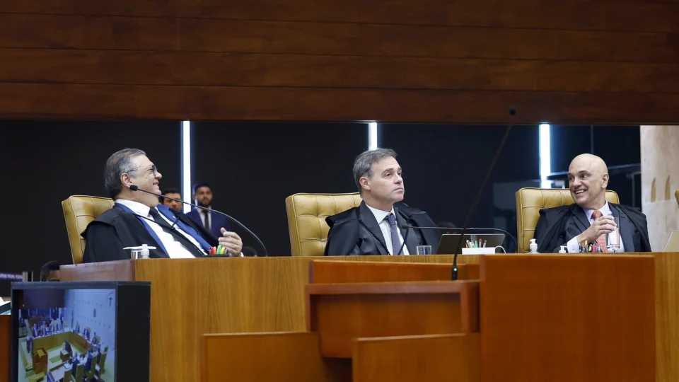 Ministro defende que Fachin deixe relatoria e que Mendonça e Moraes sejam julgados em conjunto.